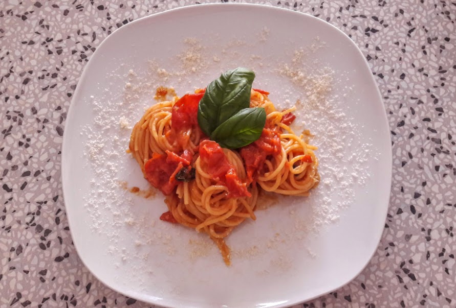 spaghetti al pomodoro del piennolo del vesuvio; spaghetti italiani;

